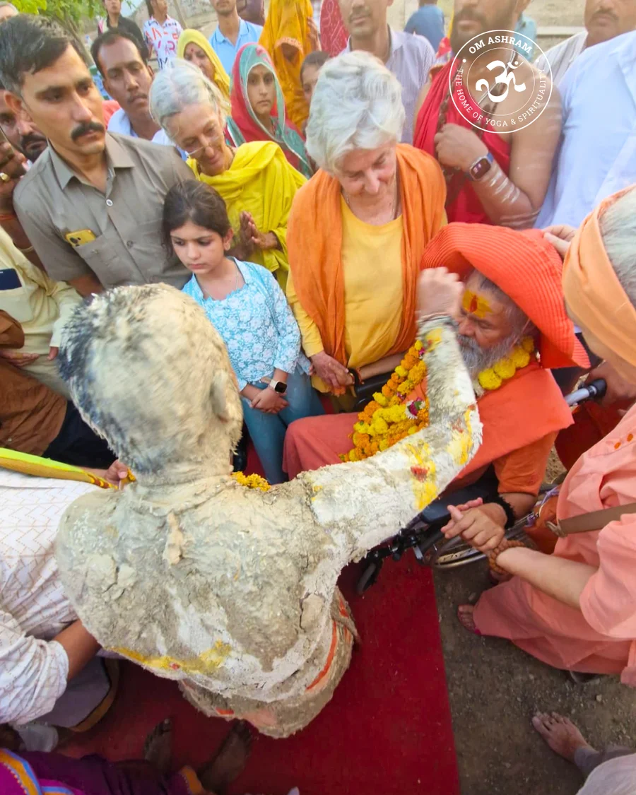 Pujya Maharaj JI presents a mala flower to his beloved Gurudev, Vishwaguru Ji at the Panch Dhuni Tapasya site.